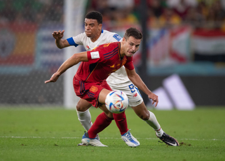El español César Azpilicueta y el costarricense Jewison Bennette durante el partido entre sus dos selecciones en Catar 2022, el 23 de noviembre.