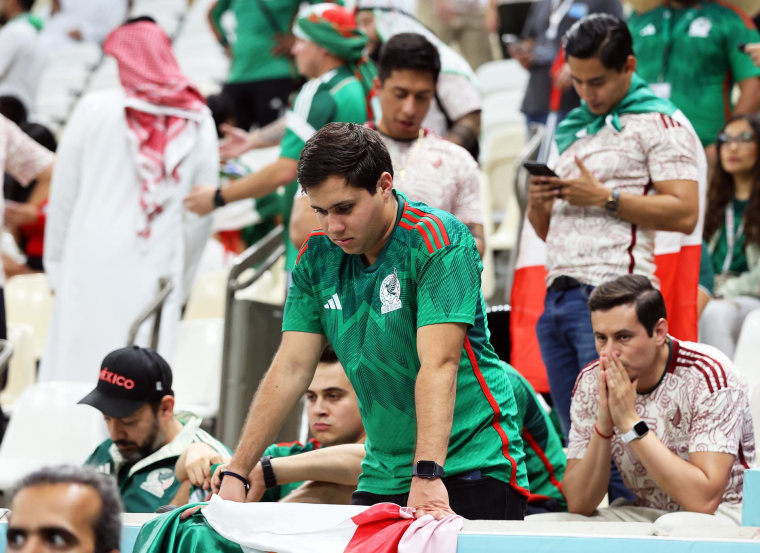 Un aficionado mexicano lamenta la eliminación de su equipo en la fase de grupos del Mundial tras el partido contra Arabia Saudí.