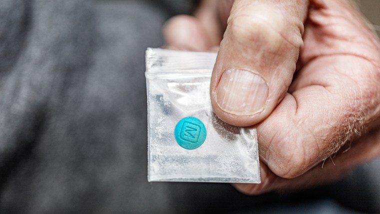 Una pastilla de fentanilo en una bolsa de plástico. 