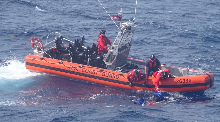 Los equipos de la Guardia Costera buscaban este domingo a 5 personas que naufragaron, a unas 50 millas de Little Torch Key, Florida.