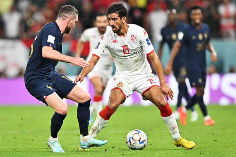 Mohamed Ali Ben Romdhane de Túnez frente al francés Jordan Veretout en su partido de la Copa del Mundo.