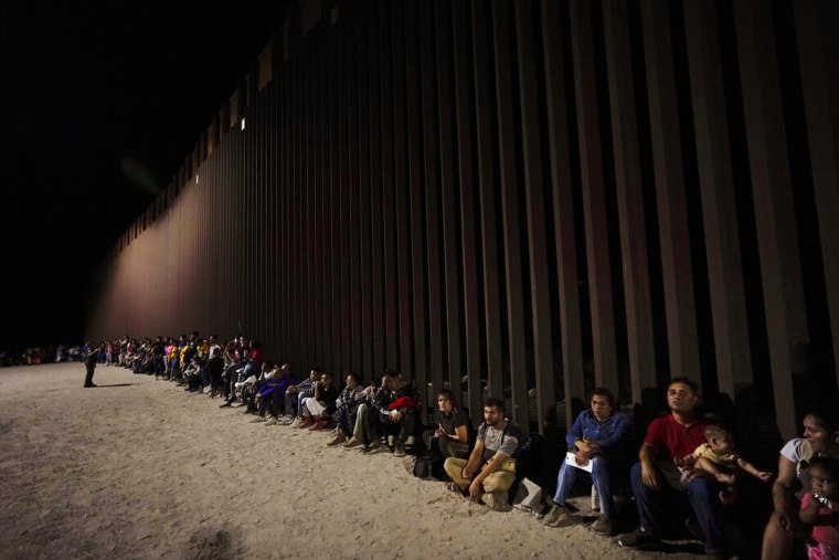 Migrantes esperan en la frontera, cerca de Arizona, en esta foto de archivo del 23 de agosto de 2022.