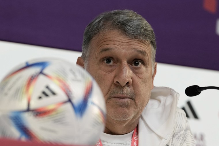 El técnico de México Gerardo Martino durante una rueda de prensa previo al partido contra Argentina, por el Grupo B del Mundial, el viernes 25 de noviembre de 2022, en Doha, Qatar. 
