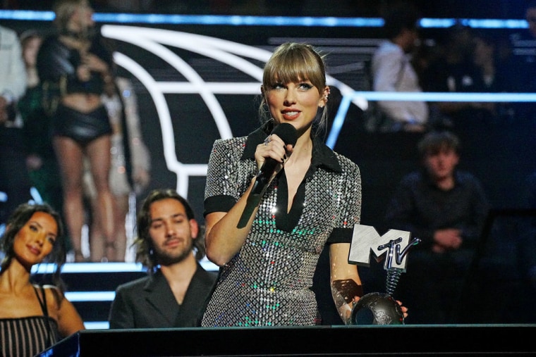 Taylor Swift acepta un premio en el escenario durante los MTV Europe Music Awards 2022 celebrados en el PSD Bank Dome el 13 de noviembre de 2022 en Düsseldorf, Alemania.