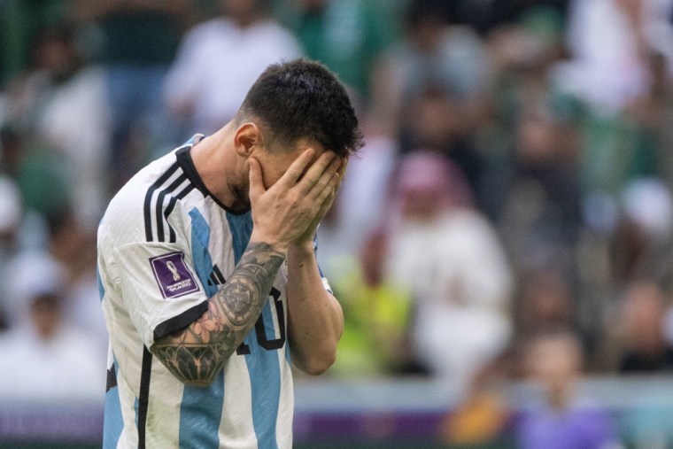 Messi se lamenta tras la derrota de Argentina contra Arabia Saudí 1-2.