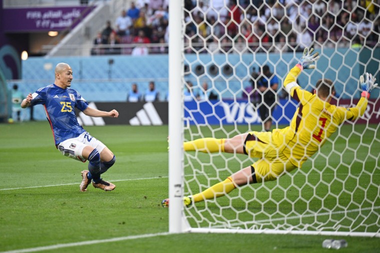 El jugador japonés Daizen Maeda lograr superar al guardameta alemán, antes de que el árbitro anule el gol por fuera de juego durante el partido entre Alemania y Japón del Mundial de Catar, el 23 de noviembre de 2022.