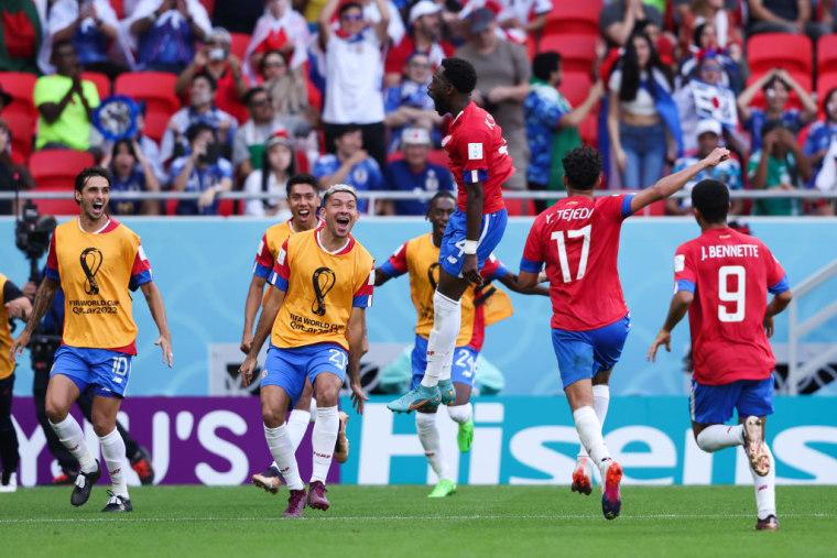 Keysher Fuller celebra el gol marcado por Costa Rica contra Japón en el Mundial de Catar, el 27 de noviembre de 2022.
