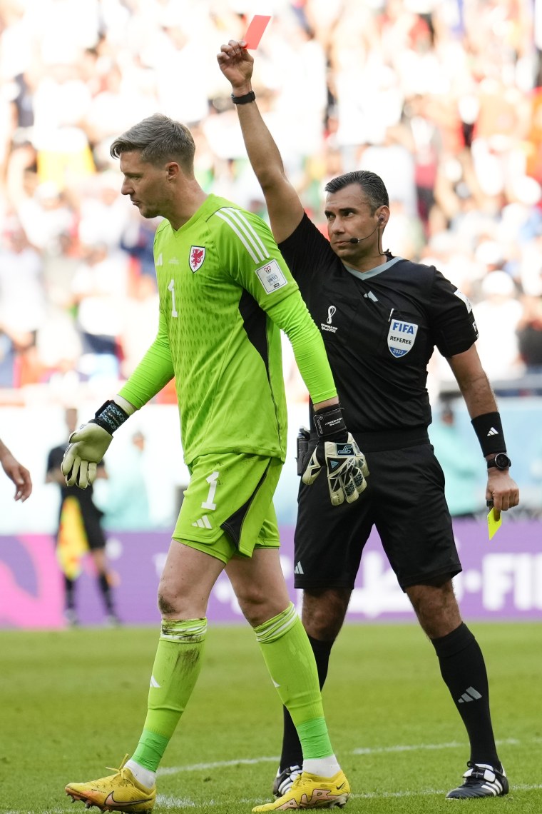 El árbitro, Mario Alberto Escobar, a la derecha, muestra una tarjeta roja al portero de Gales, Wayne Hennessey, durante el partido frente a Irán.