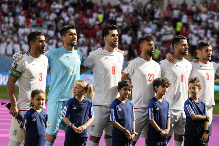 Los jugadoras de Irán entonan el himno de su país anates del encuentro ante Gales.