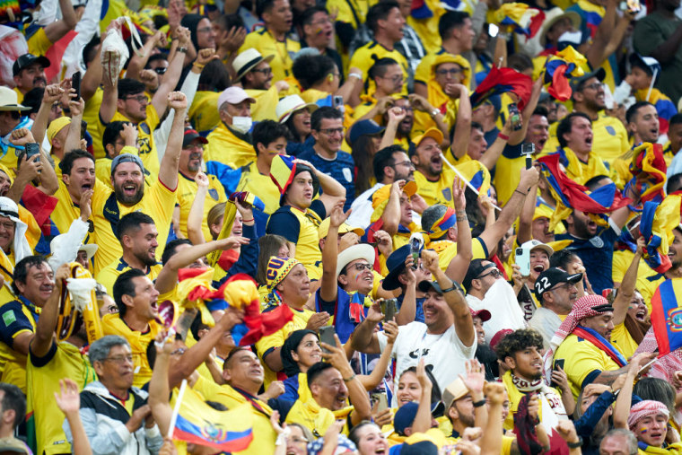 Aficionados de Ecuador durante el partido inaugural del Mundial de Catar contra el país anfitrión, el 20 de noviembre de 2022.