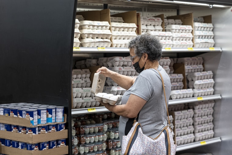 Un comprador revisa un cartón de huevos dentro de una tienda de comestibles en San Francisco, California, el lunes 2 de mayo de 2022.