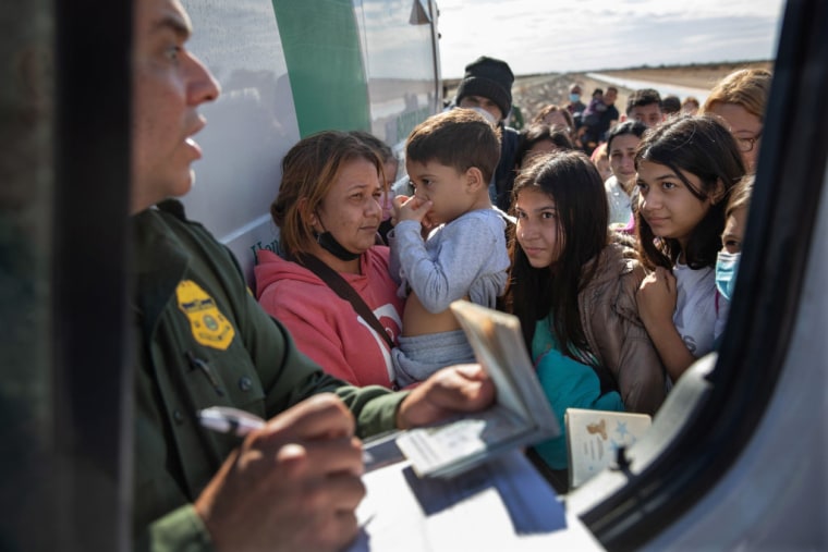 Un agente de la Oficina de Aduanas y Protección Fronteriza revisa pasaportes de inmigrantes en Yuma, Arizona. Foto del 09 de diciembre de 2021.