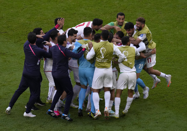 La selección de Irán celebra la victoria contra Gales.