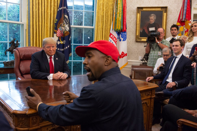 El expresidente, Donald Trump se reúne con el rapero Kanye West en el Despacho Oval de la Casa Blanca en Washington D.C., el 11 de octubre de 2018.