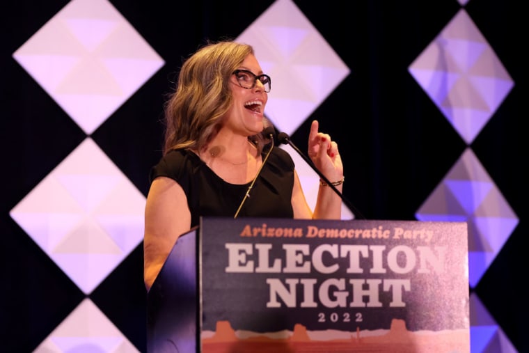 La secretaria de estado de Arizona, la demócrata Katie Hobbs, se dirige a sus partidarios en una fiesta en la noche electoral en el Renaissance Phoenix Downtown Hotel el 8 de noviembre de 2022 en Phoenix, Arizona