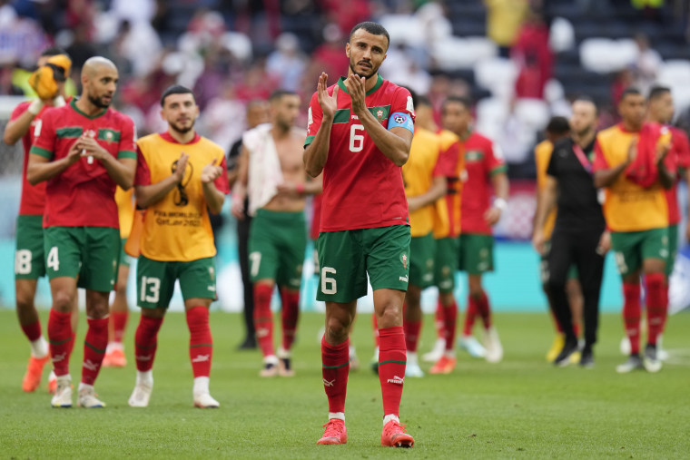 El marroquí Romain Saiss, en el centro, aplaude tras en partido frente a Croacia.