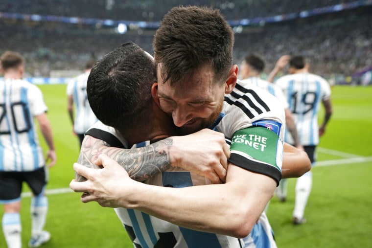Lionel Messi, capitán de Argentina, celebra con Ángel Di María tras su gol contra México.