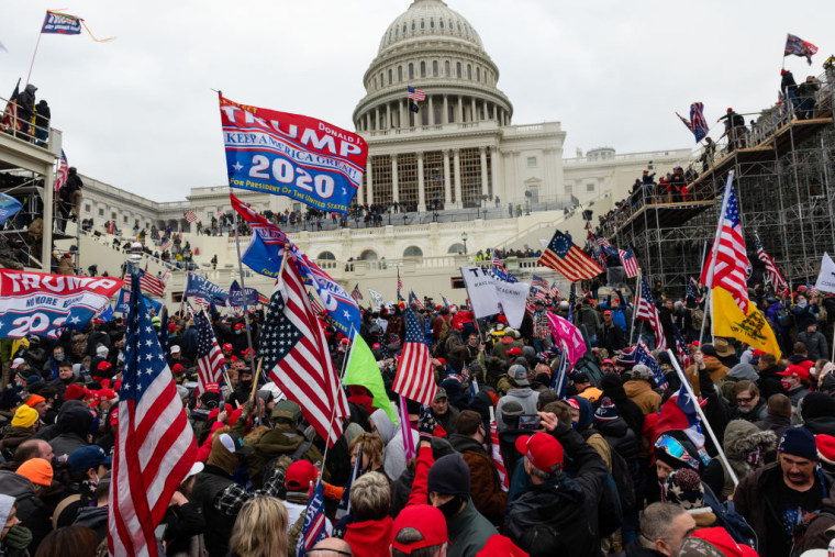 Cientos de manifestantes intentan entrar en el Capitolio de Estados Unidos el 6 de enero de 2021, el día que el Congreso iba a confirmar la victoria de Joe Biden en las presidenciales de 2020.