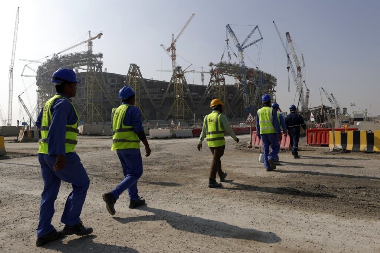Un grupo de trabajadores migrantes frente a un estadio en construcción para el Mundial de Catar, en una imagen de archivo tomada el 20 de diciembre de 2019.