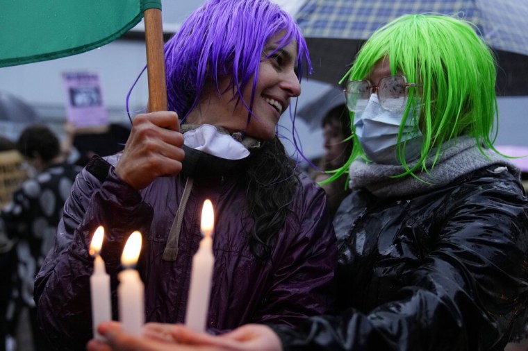 Mujeres sostienen velas en Quito, Ecuador, para protestar contra la violencia machista, el 25 de noviembre de 2022.