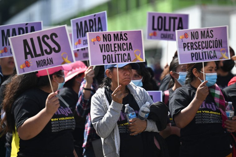 Mujeres se manifiestan en la Ciudad de Guatemala, el 25 de noviembre de 2022.