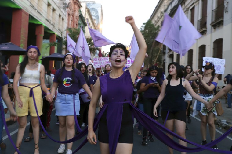 Manifestantes en Asunción, Paraguay, conmemoran el Día Internacional de la Eliminación de la Violencia contra las Mujeres, el 25 de noviembre de 2022.