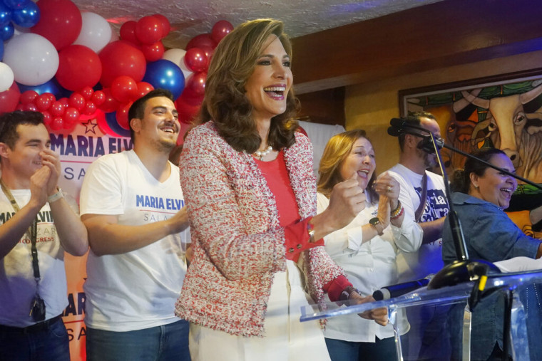 María Elvira Salazar  agradece a sus partidarios después de ganar la reelección en el distrito congresional el martes 8 de noviembre de 2022 en Miami. 