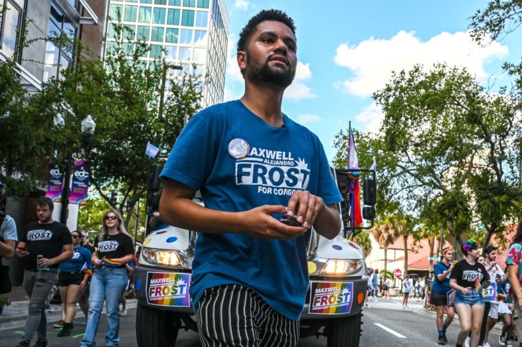 Maxwell Frost, candidato demócrata al distrito 10 del Congreso de Florida, participa en el Desfile del Orgullo en Orlando, Florida, el 15 de octubre de 2022.