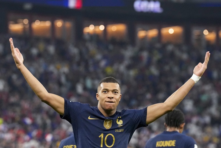 Kylian Mbappe de Francia celebra marcar el primer gol de su equipo contra Dinamarca