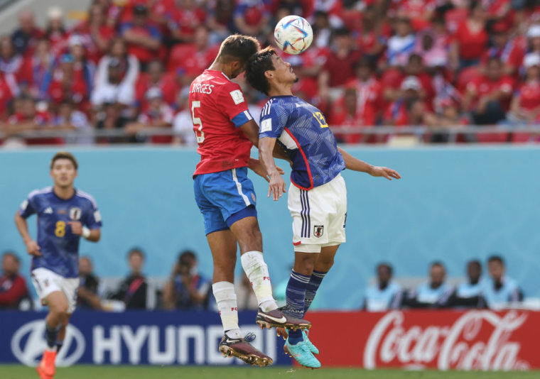 El japonés Yuto Nagatomo y el costarricense Gerson Torres luchan por el balón durante el encuentro de sus selecciones en el Mundial de Catar, el 27 de noviembre de 2022.