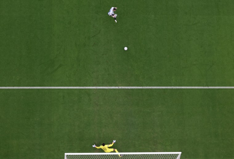Messi lanza el penalti frente a Arabia Saudí.