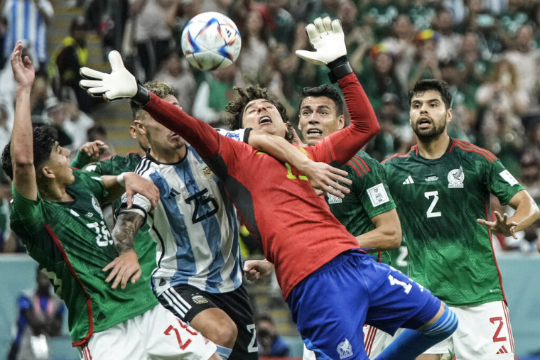 El portero mexicano Guillermo Ochoa durante el juego contra Argentina en la Copa del Mundo.