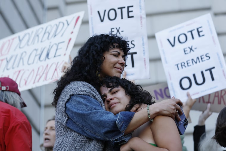 Mitzi Rivas, a la izquierda, abraza a su hija Maya Iribarren durante una protesta por el derecho al aborto en San Francisco, tras la decisión de la Corte Suprema de anular el caso Roe v. Wade, el viernes 24 de junio de 2022.