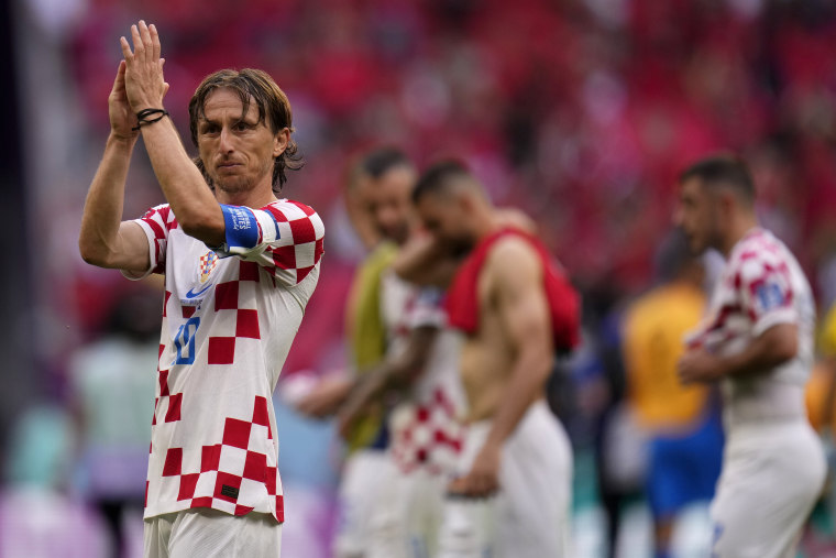 Luka Modric saluda a los hinchas al terminar el encuentro ante Marruecos.