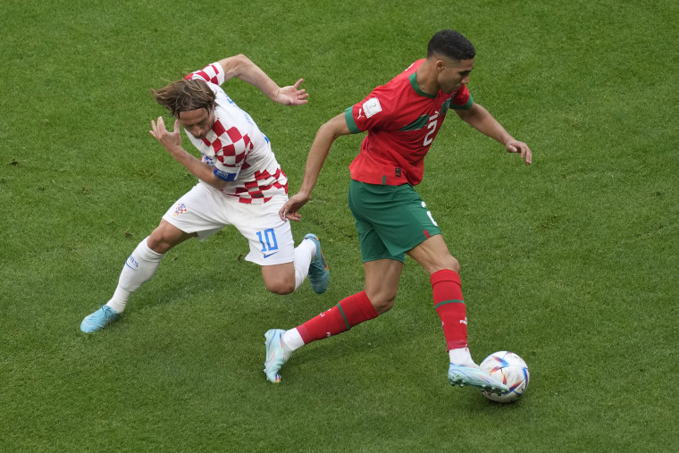 El croata Luka Modric, a la izquierda, y el portugués Diogo Dalot compiten por el balón.