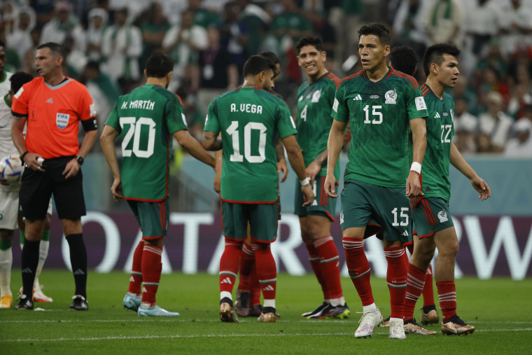 Jugadores de México en el partido contra Arabia Saudita.