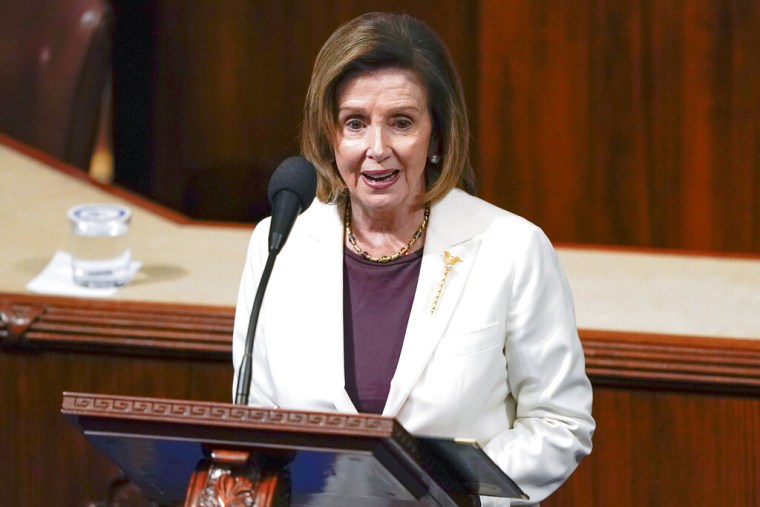 Nancy Pelos, representante demócrata por California, se despide del liderazgo durante un discurso en el Congreso, el 17 de noviembre de 2022.
