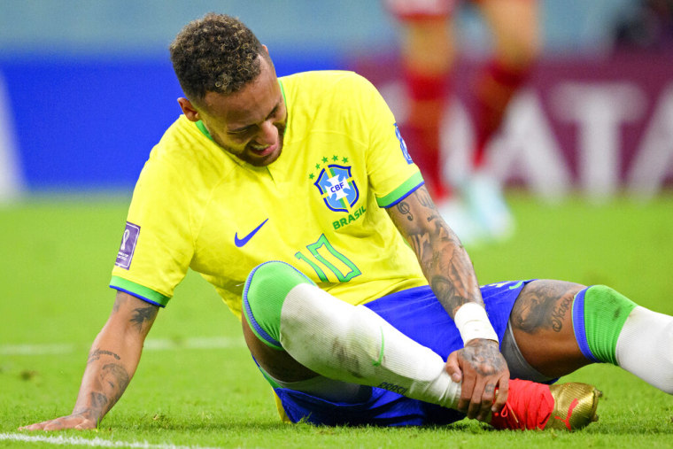 El delantero brasileño Neymar se sujeta el tobillo durante el partido contra Serbia por el Grupo G del Mundial, el jueves 24 de noviembre, en Lusail, Qatar. 