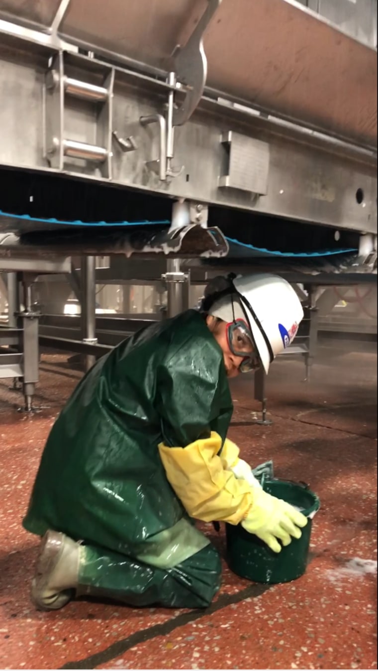 Un trabajador de PSSI en la planta de Grand Island, Nebraska