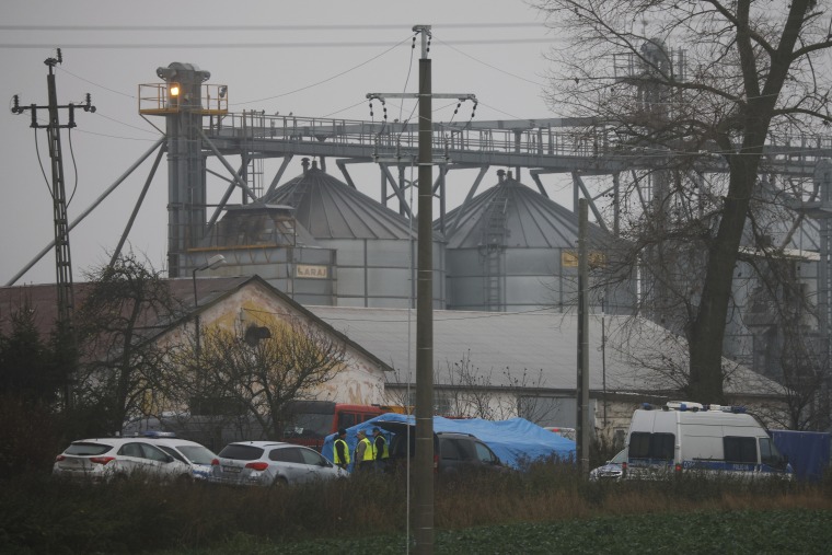 Agentes de policía trabajan en el exterior de un depósito de grano donde, según el Gobierno polaco, la explosión de un misil de fabricación rusa mató a dos personas en Przewodow, Polonia, el miércoles 16 de noviembre de 2022.