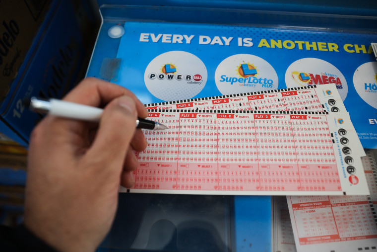 Una persona juega a la lotería Powerball en una tienda 7-Eleven en Milpitas, California, el 7 de noviembre de 2022.