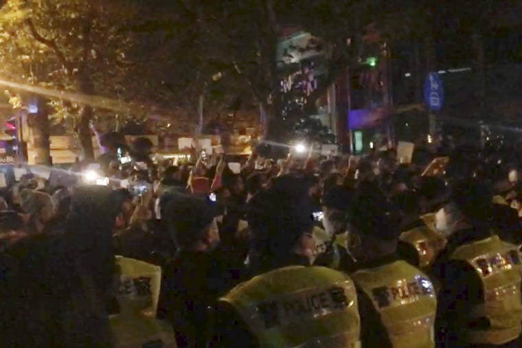 Imagen de un video en el que se muestra a la policía y manifestantes en Shanghái el sábado, 26 de noviembre de 2022.