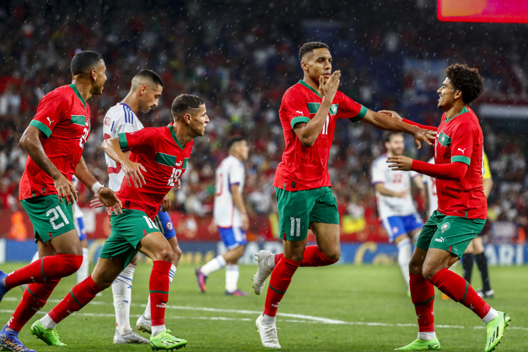 Sabiri de Marruecos celebra después de anotar el segundo gol de su equipo ante Bélgica (el primero fue anulado).