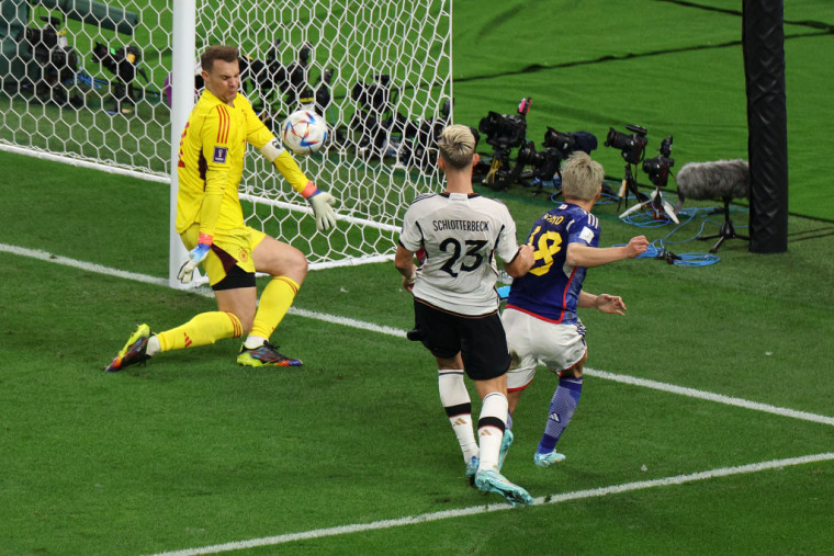 El delantero japonés Asano supera al guardameta alemán para poner a Japón 2-1 ante Alemania, en el debut del Mundial de Catar el 23 de noviembre de 2022.