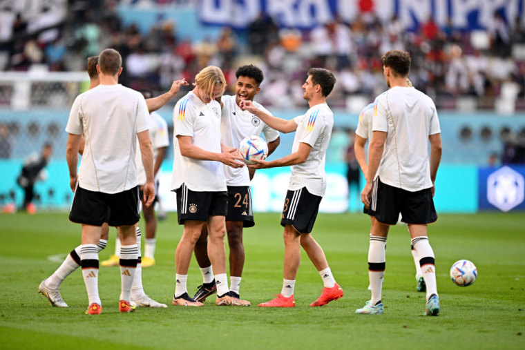 Los jugadores de la selección de Alemania, minutos antes de comenzar el partido contra Japón en el Mundial de Catar, el 23 de noviembre de 2022.