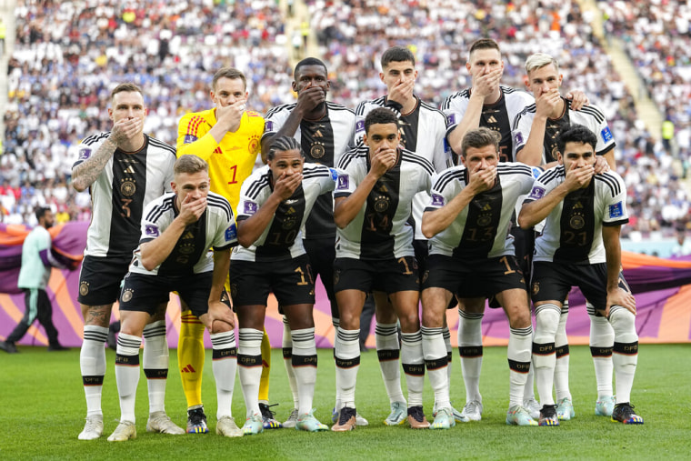 Los jugadores de Alemania se cubren la boca en protesta contra la amenazas de la FIFA, antes del partido contra Japón el 23 de noviembre de 2022.