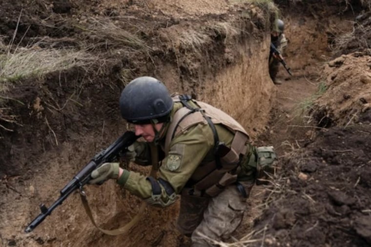 Soldados ucranianos de la sexagésima tercera brigada se entrenan para un ataque en las trincheras de Mykolaiv el miércoles.