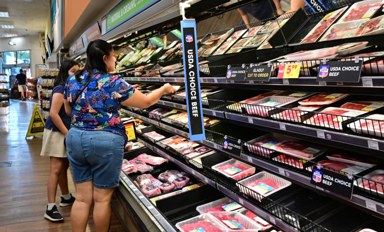 La gente compra alimentos en un supermercado en Monterey Park, California, el 19 de octubre de 2022.