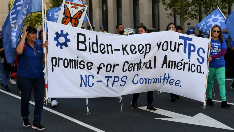 Activistas y ciudadanos con Estatus de Protección Temporal (TPS) marchan cerca de la Casa Blanca para pedir protecciones de residencia en Washington DC, el 23 de septiembre de 2022. 