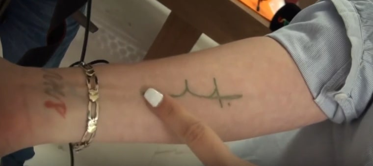 Mónica Taibo asegura que este tatuaje en su brazo es la firma de su exmarido, y que él la obligó a marcarse. 